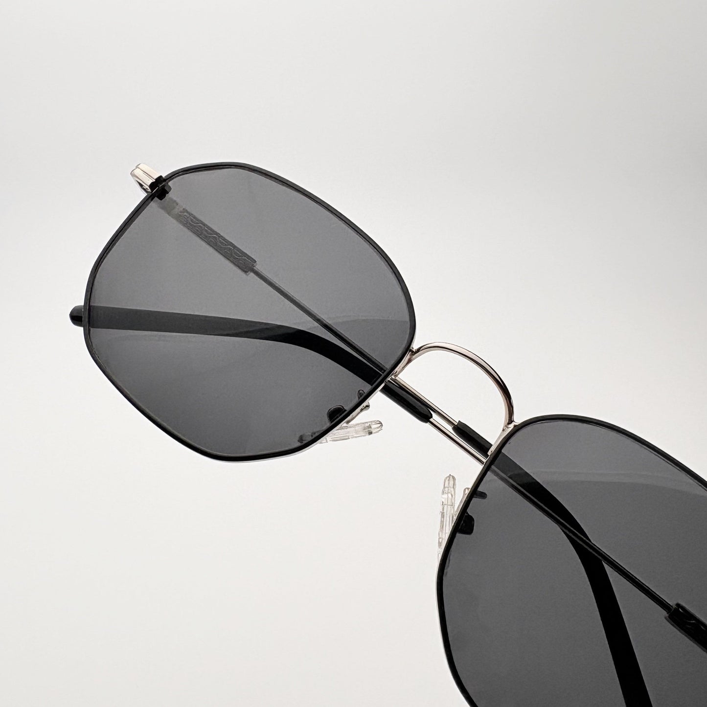 Vector Polarized // Silver Black