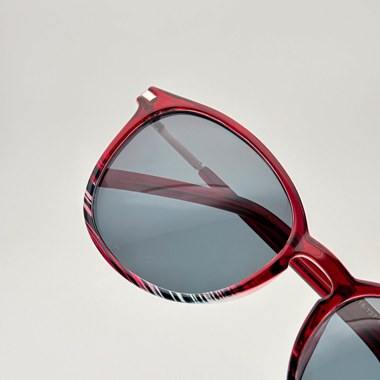 Aura Polarized // Striped Red